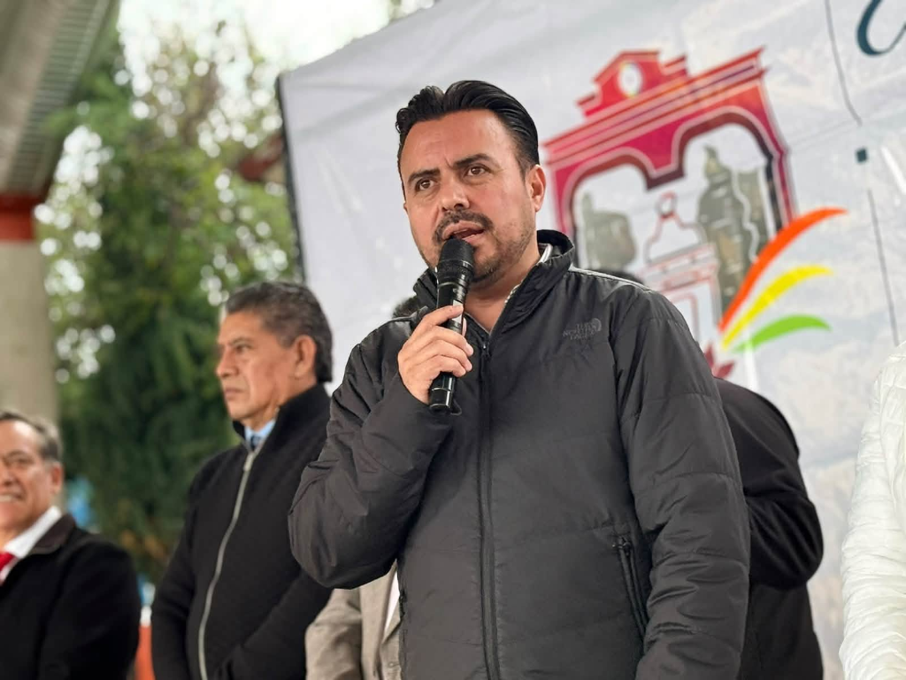 José Antonio Paz Ugalde comparte un mensaje durante un encuentro público en Actopan